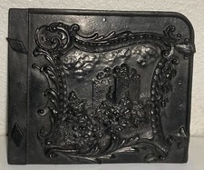 Bas Relief Porte de Poêle a bois en fonte brute  anthracite très bon état signee