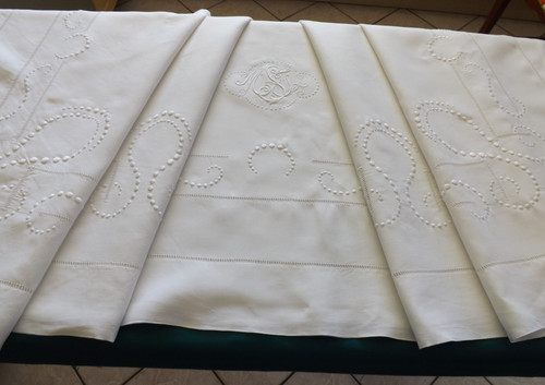 Beau drap brodé - m, x