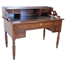 Bureau ancien en noyer, milieu