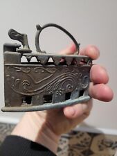 Fer à repasser à charbon en laiton ancien