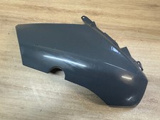 UN CACHE CARENAGE AVANT FLAN