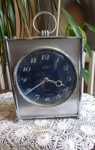 Ancienne horloge poser - à,