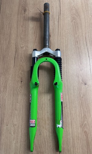 Une fourche suspendue - une,
