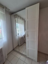 Tres belle armoire. Grande capacité de rangement.  Très bon état, quasin