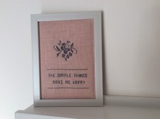 Cadre avec broderie au point de croix , 16,5 cm x 21,5 cm sur lin rose