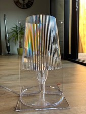 Lampe TAKE de la marque Italienne Kartell, couleur cristal 