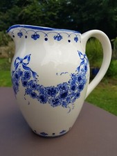 Gros pichet à motif de fleurs