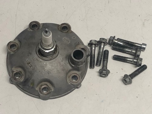 Une culasse avec visserie moto - une,