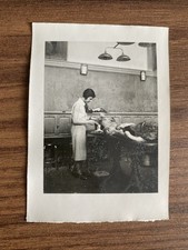 Rare Photo Infirmière / Assistante à L’hopital Manipulation de Cadavres V. 1930