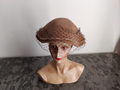Chapeau forme inclinée - , de