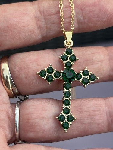 Collier pendentif croix dorée