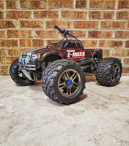 Traxxas emaxx brushless - traxxas,