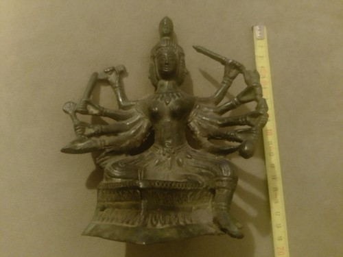 Ancien bouddha oriental en - ancien,