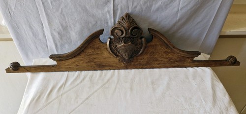Ancien fronton sculté - , bois