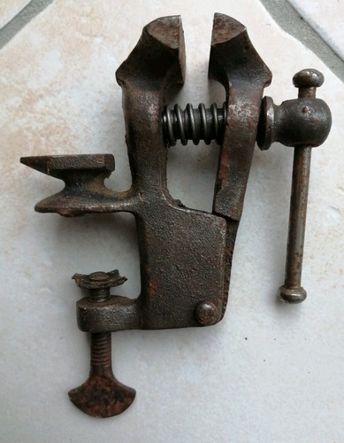 Vit ancien petit - petit, enclume