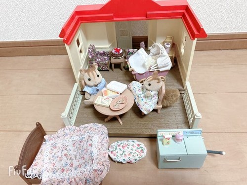 Sylvanian families red roof - families,