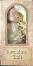 Poupée De Porcelaine Doll