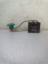 Mead Air Valve 1/8" Pneu-Flo Series - 3 Way Pilot Valve - Hand Actuated