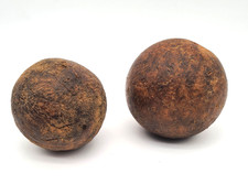 2 anciennes boules en bois