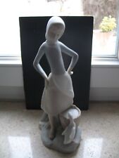 PORCELAINE LLADRO  Jeune fille à l'oie en porcelaine marquée dessous
