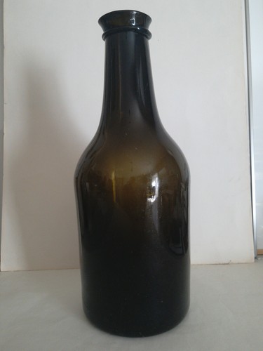 Enorme ancienne bouteille - et,