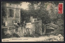 Old postcard Bressols, Le Lavoir with children sitting on the wall 