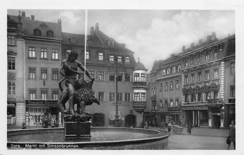 Marché avec fontaine - , simson