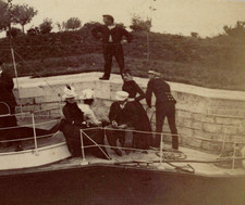 Amis à bord d'une péniche