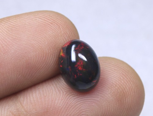 Cabochon opale noire feu rouge