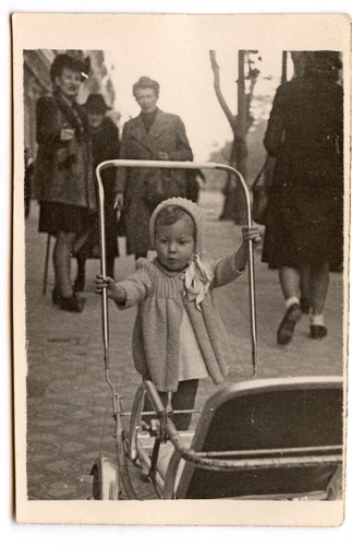 Petite fille poussant landau