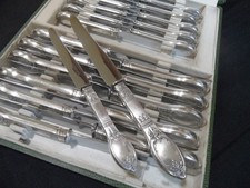 COFFRET 24 COUTEAUX METAL ARGENTE LAME INOX TRES BEL ETAT / TRES BEAU MODELE