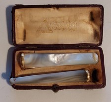 2 ANCIENS FUME-CIGARETTES ET CIGARE NACRE et BAGUE OR AVEC ECRIN