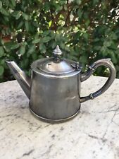 Théière en métal argenté art déco.