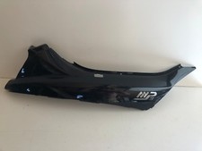 UN CACHE CARENAGE LATERAL