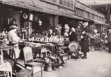 Carte postale postcard 10x15cm PARIS le marché aux puces écrite timbrée