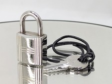 Ensemble cadenas et clé et