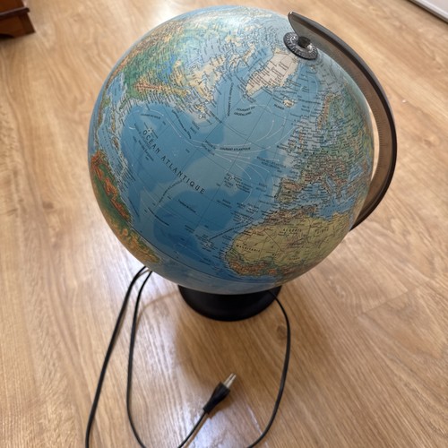 Joli globe terrestre lumineux - terrestre,