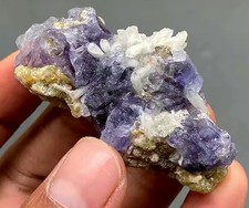 Fluorite violette fluorescente et pointes de Quartz. 45,4g. 60x35x20mm. Mongolie