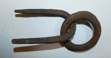 ANCIEN ANNEAU D'ATTACHE EN FER FORGÉ A PLANTER ECURIE COCHON VEAU CHEVAL  ø 70mm