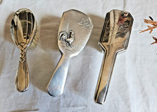 LOT DE 3 BROSSES BÉBÉ EN METAL ARGENTÉ DECOR COQ OISEAUX