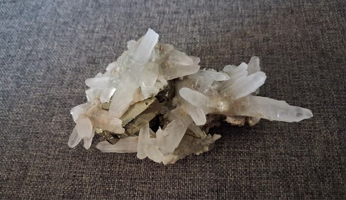 Minéraux quartz avec pyrite - quartz,
