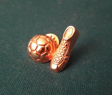 Pin's football / chaussure et
