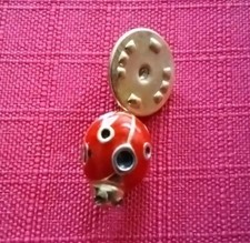 Pin's Insecte Doryphore Coccinelle Rouge Bijou à porter à  la boutonnière (607)