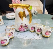 Service liqueur porcelaine irisée dorée scènes galantes: carafe + 6 gobelets
