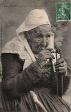 Old postcard 29 - folklore (Finistère) - 4041. Old smoker lighting his pipe