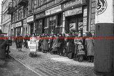 F001127 Queue in front of a consumption 1946 Georg Schumann Strasse Leipzig Saxo