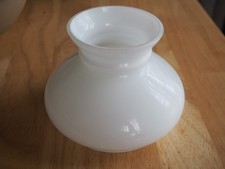 Petit abat-jour pour lampe pétrole opaline blanche .Diam 11,5 cm. haut 10 cm.TBE