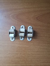 Guide sangle à galets pour volet roulant à sangle.