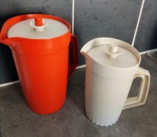 1 beurrier + 2 pichets TUPPERWARE 1 grand orange + 1 classique gris clair  C54