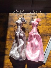 lot de 2 Très jolie poupées présentoir à  bijoux, porte bijoux , très bon état